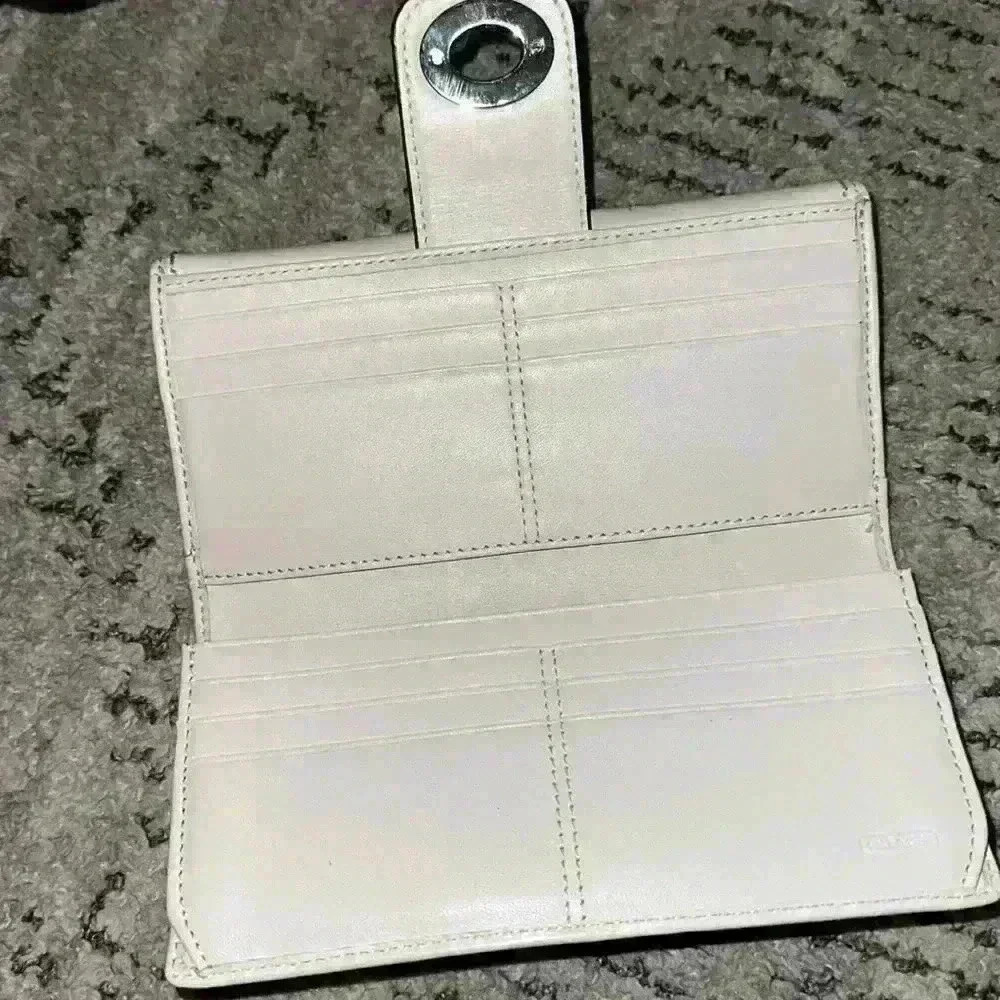 🌻VINTAGE Coach Legacy White Bi-Folded Leather Wallet | Silver Turn-Lock Closure - Picture 3 of 5